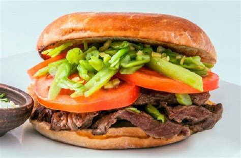 Sándwich Chacarero chileno completo con huevo frito