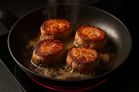 Láminas de churrasco sellándose en la sartén