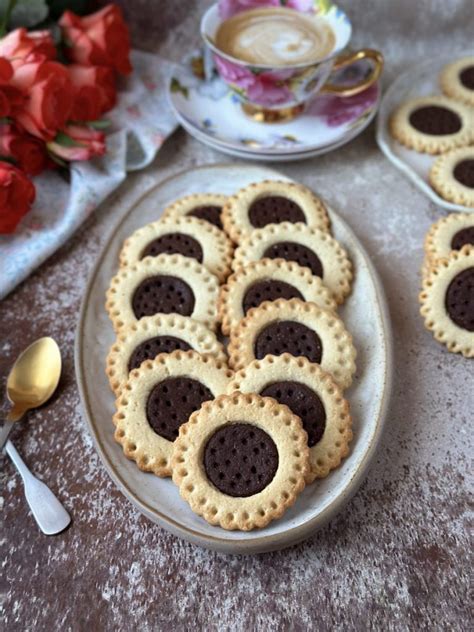 Tarta tradicional de galletas María con forma de flor, decorada con migas de galleta