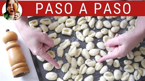 video corto mostrando la técnica paso a paso para dar forma a los ñoquis con un tenedor