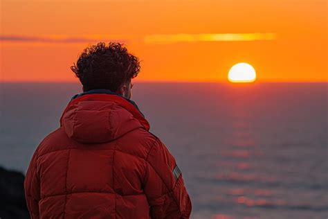 Persona mirando con confianza hacia el horizonte