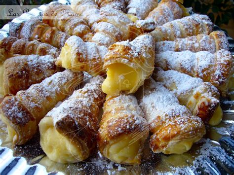 Canutillos de hojaldre recién horneados y rellenos de mousse