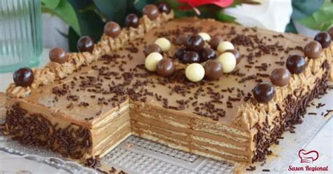 Pastel frío de moras con capas de helado y bizcocho
