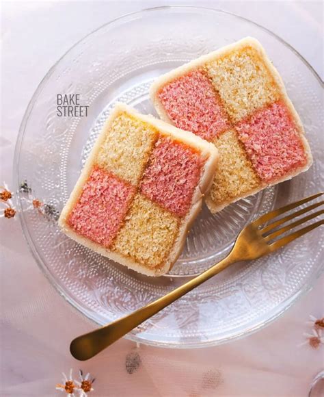 Pastel Battenberg helado con patrón de damero