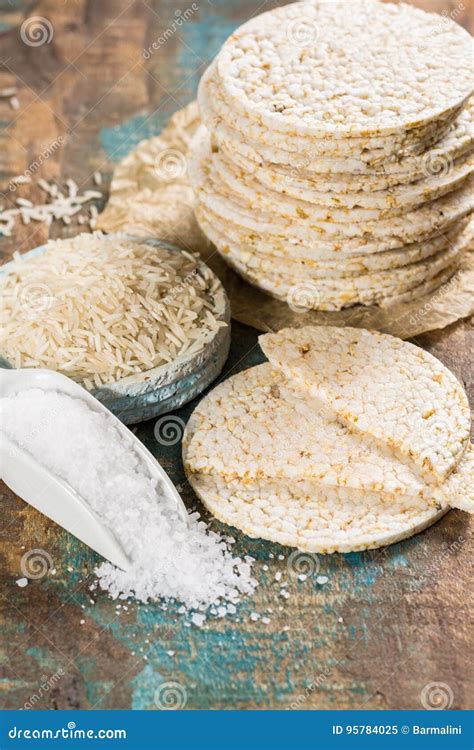 Foto de diversas galletas de arroz apiladas, mostrando su textura y ligereza.