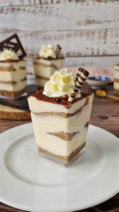 Presentación final del postre de chocolate con crema de tiramisú, frambuesas y menta.