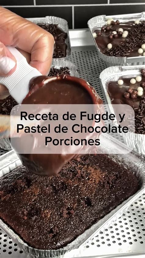 Bizcocho de chocolate recién horneado listo para cubrir con salsa.