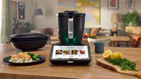 Comparativa visual de la Cook Expert y Thermomix, destacando diferencias en accesorios y diseño.
