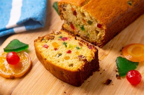 Bizcocho tradicional de frutas confitadas y ron con glaseado de naranja
