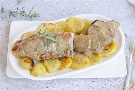 plato terminado de solomillo de cerdo con panceta, manzana y patatas fritas