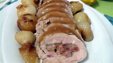 solomillo de cerdo relleno con compota de manzana y pasas en una cazuela con vaporera