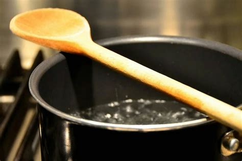 olla con la pastelera de choclo espesándose, con una cuchara de madera revolviendo