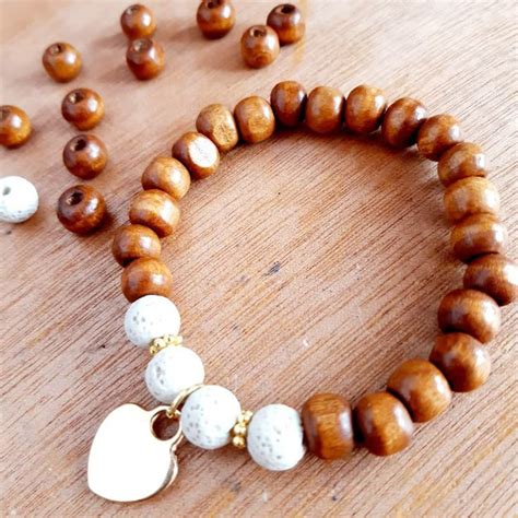 Colección de pulseras de madera personalizadas, algunas pintadas y otras con hilo.
