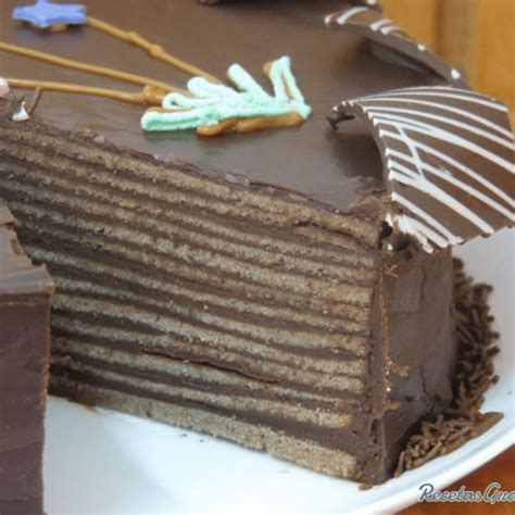 Torta de panqueque de chocolate terminada y decorada