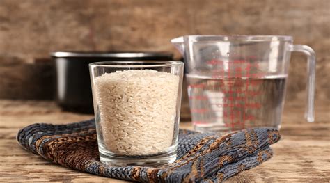 infografía que muestra la proporción ideal de agua y arroz junto a los ingredientes básicos como ajo y aceite