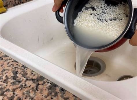 secuencia de fotos mostrando el agua del arroz pasando de turbia a cristalina tras varios lavados
