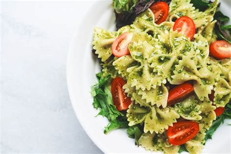 Ensalada de pasta con pesto y vegetales