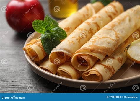 Panqueques finos horneándose sobre papel mantequilla en una bandeja