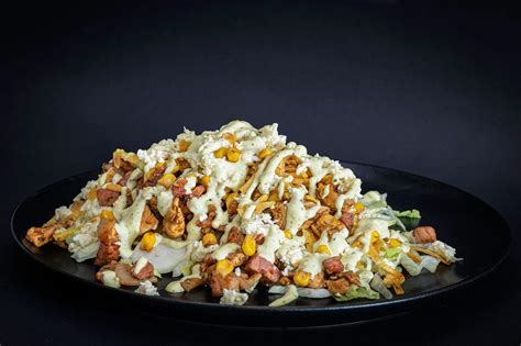 Esquema de preparación: lavado de hojas, desgranado de la fruta y montaje del plato