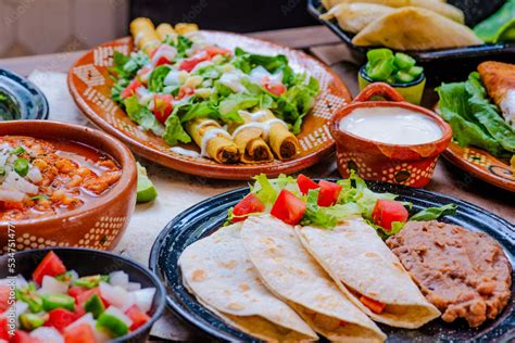 Foto de una mesa con varios platillos de barbacoa texana (brisket, costillas, salchichas)