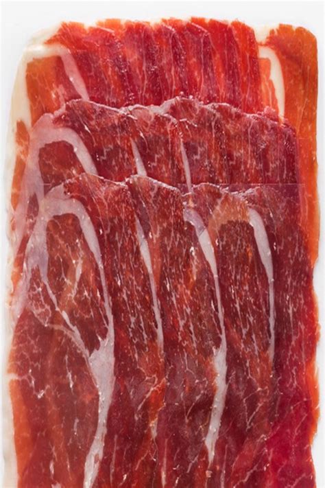 Imagen de lonchas de jamón ibérico separándose de forma natural tras la aireación.
