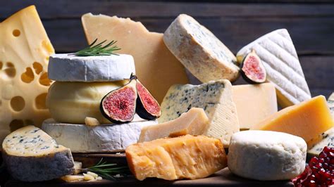 Cuatro tipos de queso fundiéndose para una salsa