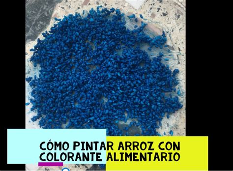Niños mezclando arroz con colorante alimentario en una bolsa de plástico.