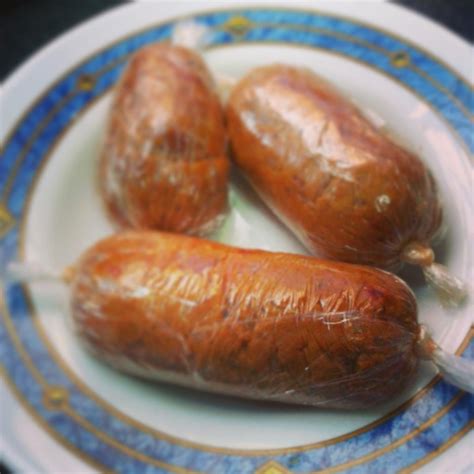Chorizo vegano enrollado en papel film listo para refrigerar