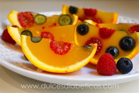 Gelatina de naranja sin azúcar en cáscaras de naranja decorada con frutos rojos.