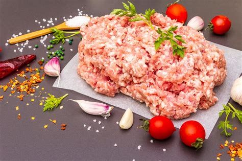 Infografía: Ingredientes básicos para la mezcla de carne de cerdo picada, especias y aglutinantes como pan rallado y huevo.