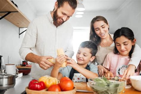 Imagen de una familia vegana preparando una comida