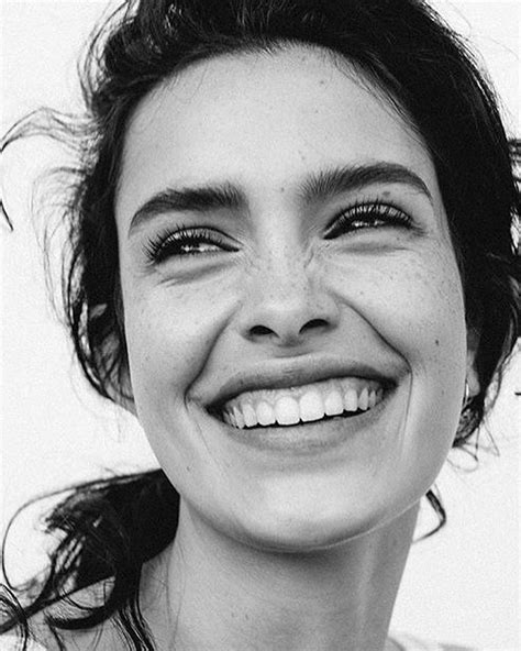 Retrato de Blanca Cotta sonriendo en una cocina
