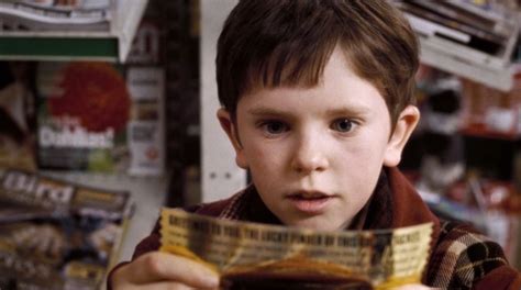 Charlie Bucket encontrando el cupón dorado