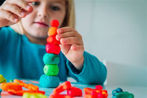 niños jugando con plastilina con formas de comida