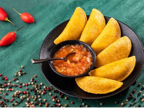 Plato de empanadas colombianas variadas con ají