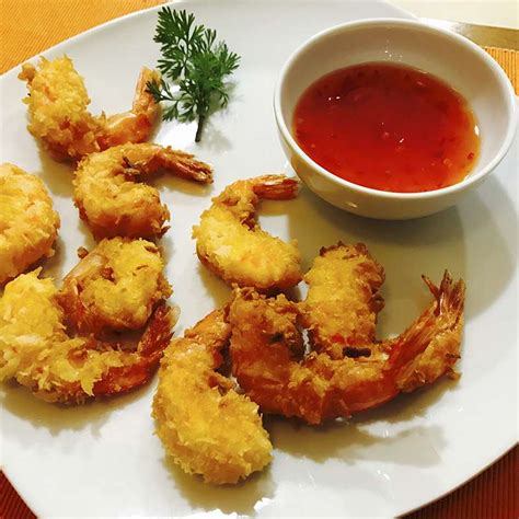 Plato de langostinos empanados con panko y salsa