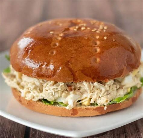 ingredientes clave para pan de pollo: pollo, huevos, polvo de hornear, sal y vegetales