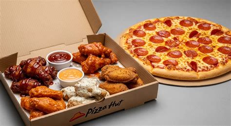Primer plano de una porción de pizza con alitas y merken