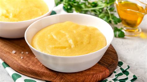 Plato de polenta cremosa servido como guarnición con un estofado