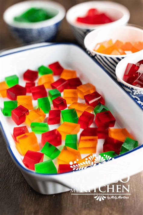 Cubos de gelatina de diferentes colores en un plato