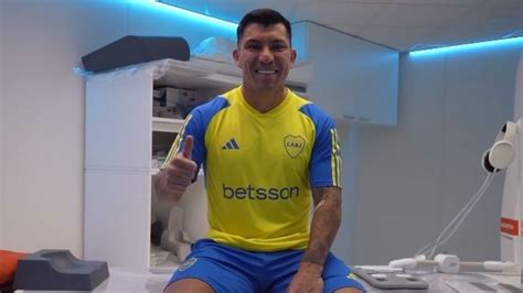 Foto de Gary Medel y Pablo Mouche en entrenamiento de Boca Juniors, tensión o abrazo