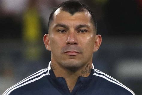 Foto de Gary Medel en un momento de intensidad en el campo de juego