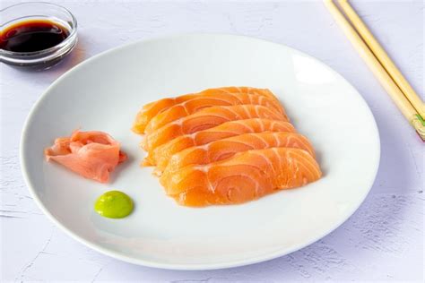 Láminas de salmón crudo cortadas para sashimi