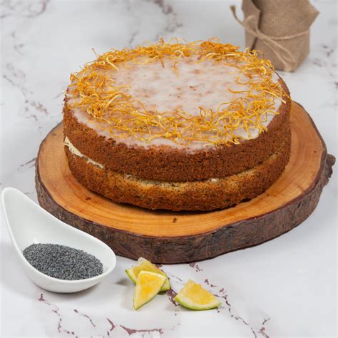 Imagen de una torta de limón y amapola decorada con frosting y ralladura de cítricos