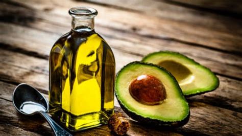 Foto de plátano maduro, aguacate y aceite de oliva, ingredientes para mascarillas caseras