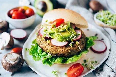 Plato de fajitas de harina de lenteja o hamburguesas vegetarianas