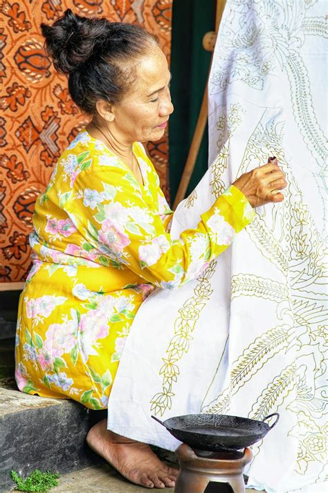 Mujer elaborando mantequilla de forma tradicional.