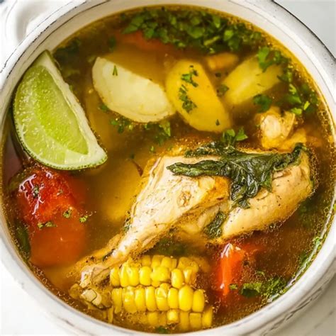 infografía detallando los nutrientes clave presentes en el caldo de pollo y sus beneficios para la salud ósea y articular