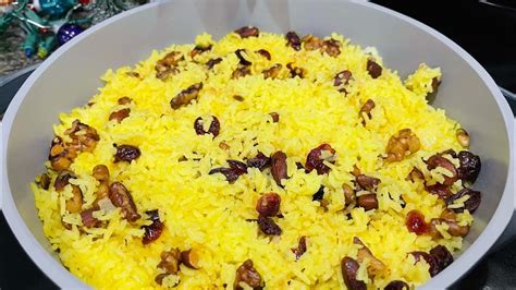 Plato de arroz amarillo con pasas servido en un cuenco decorado