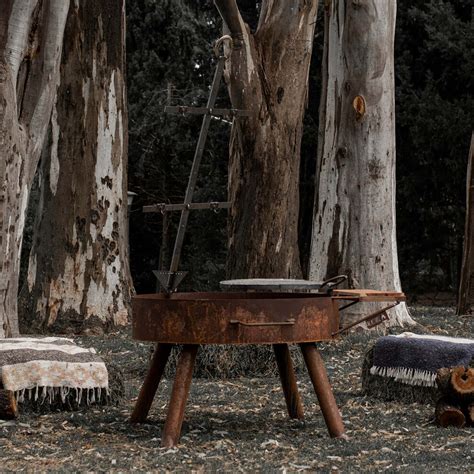 Infografía comparativa de la versatilidad del KANKA®: uso con parrilla, fogón y fuego directo, con ajuste de altura.